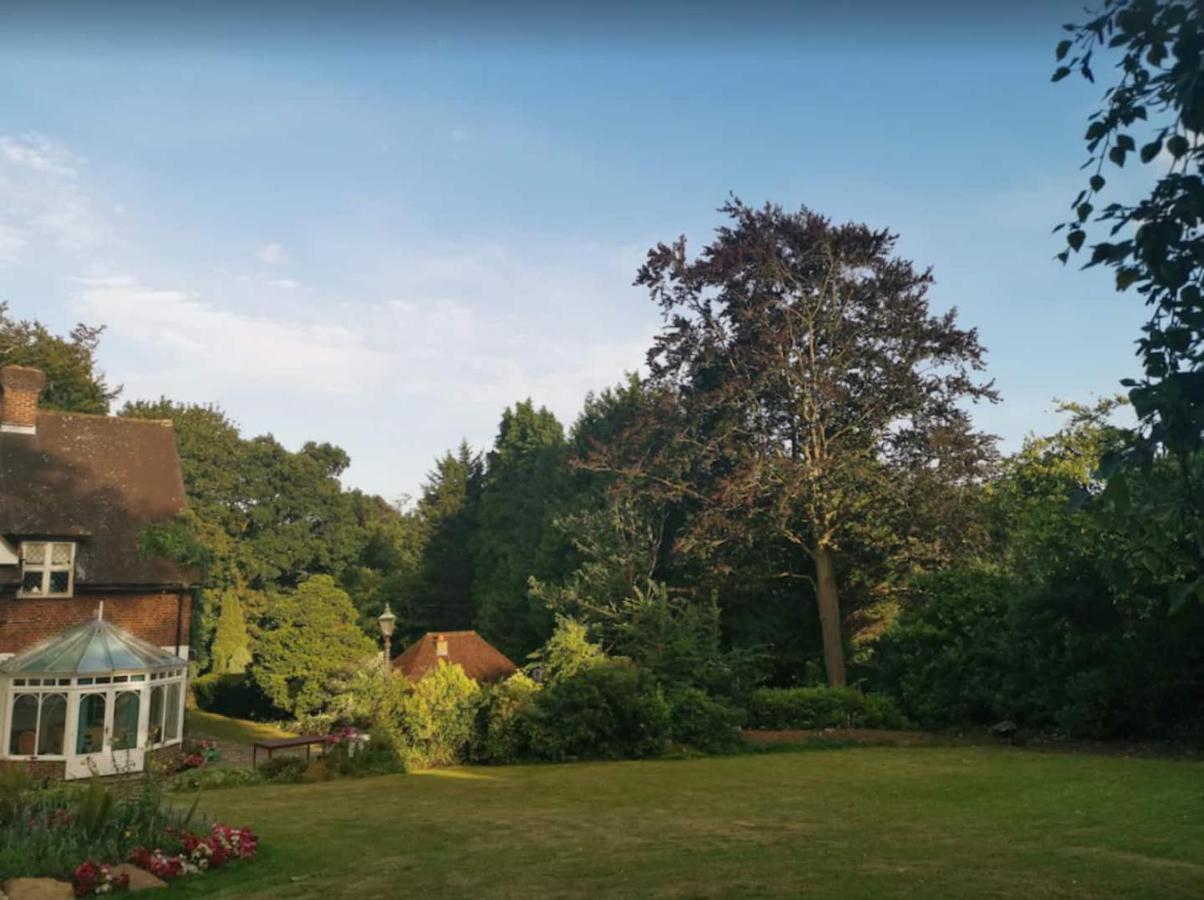 Апартаменты Peaceful Retreat Hideaway Surrey Эшер Экстерьер фото