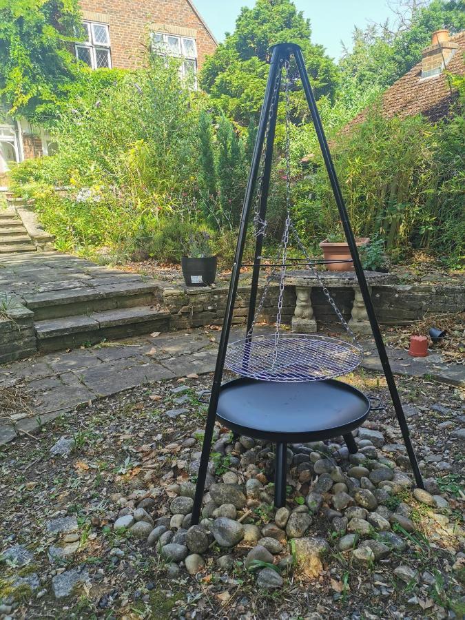 Апартаменты Peaceful Retreat Hideaway Surrey Эшер Экстерьер фото