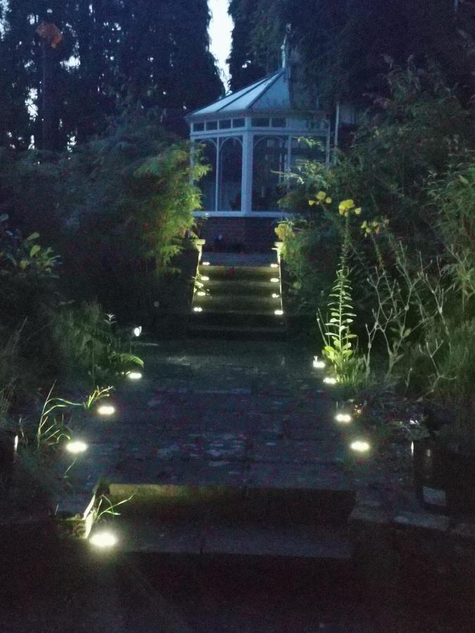 Апартаменты Peaceful Retreat Hideaway Surrey Эшер Экстерьер фото